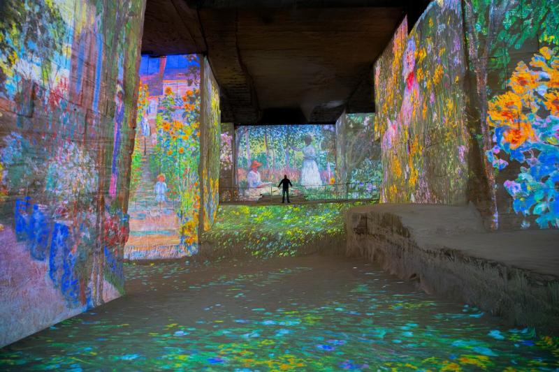 Une galerie d’art contemporain à Salon de Provence avec des peintures lumineuses